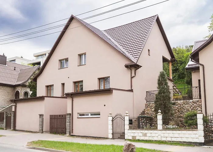 Apartment In Garage With Free Parking