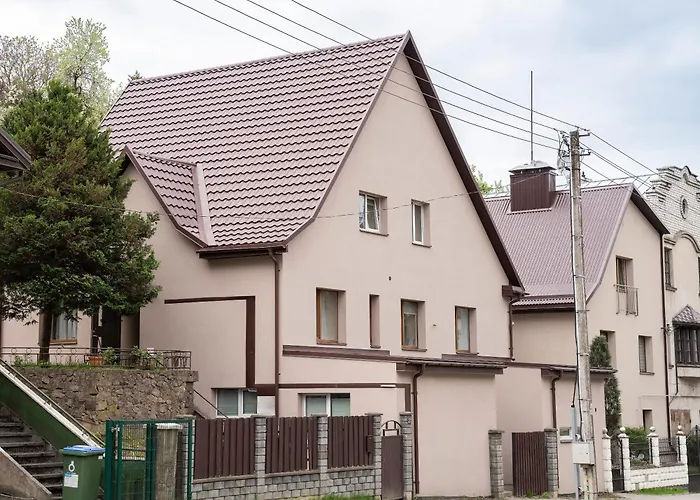 Apartment In Garage With Free Parking